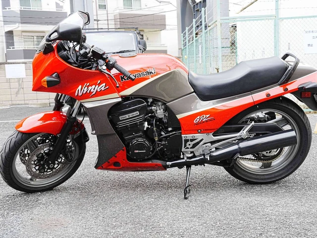 Kawasaki GPZ 900 R (1999)